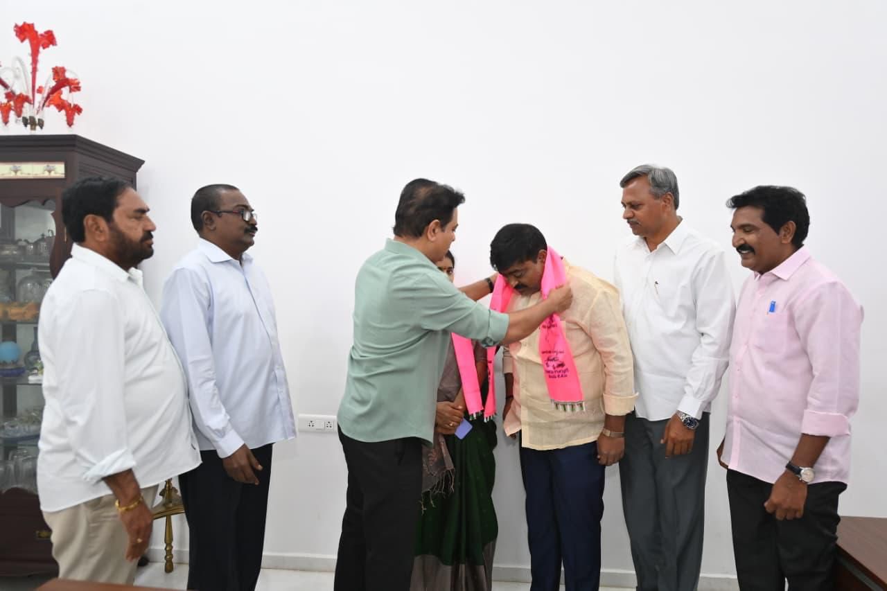 Pre-Election Jolt: Congress Loses Ground as Local Leaders Defect to BRS